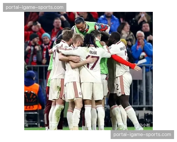 终场哨响时刻，拜仁老将诺伊尔与年轻门将乌尔比希相拥庆祝